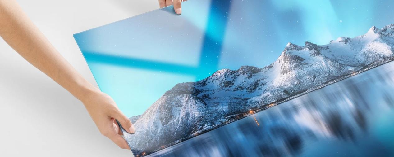The ink is mixed based on a special formula that enhances adhesion on the glass surface and is immediately cured with high-intensity UV light, preventing fading during long-term use.