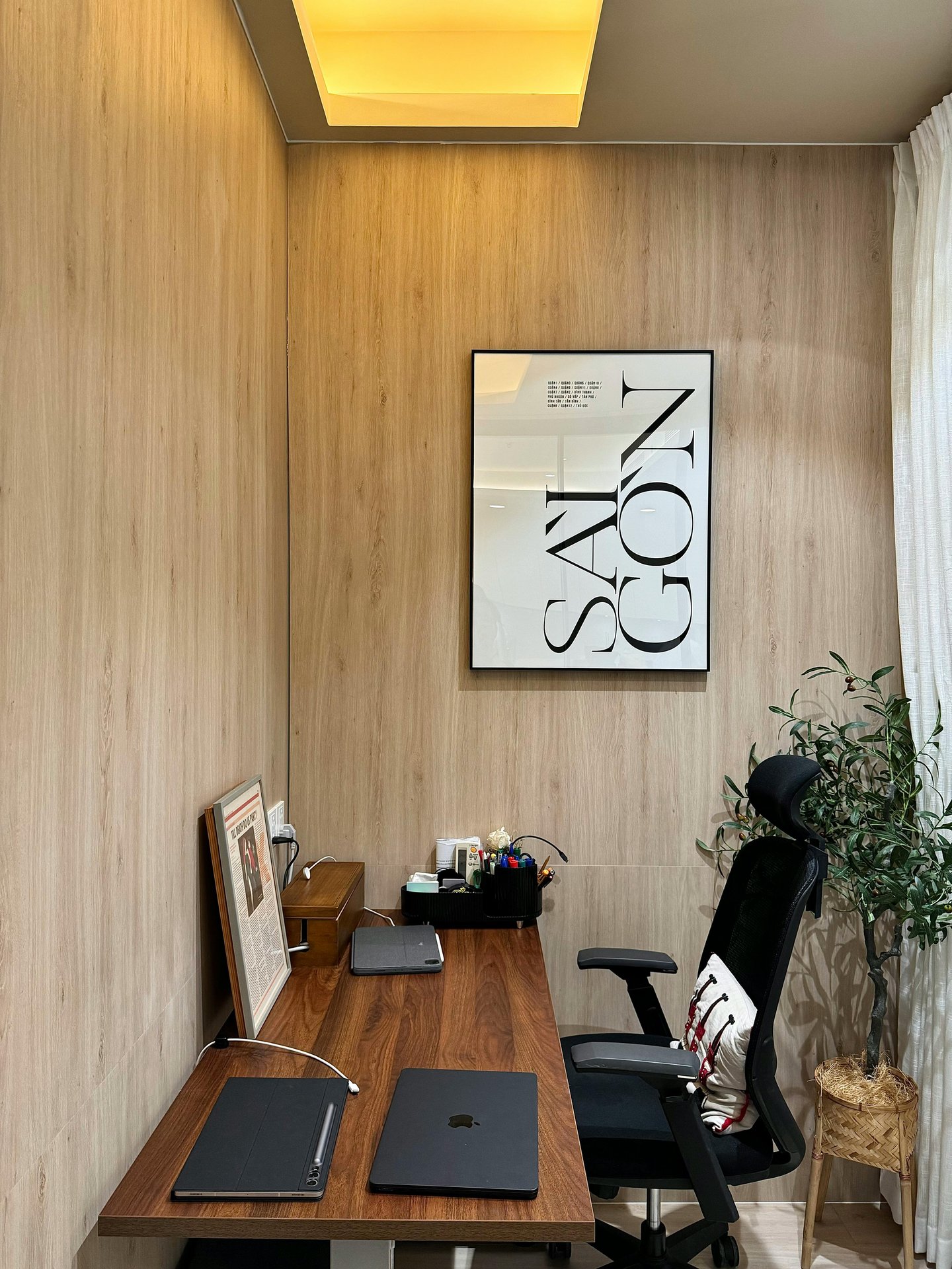 The perfect transparency of crystal glass creates realistic colors, with superior quality compared to other printed artworks on the market.